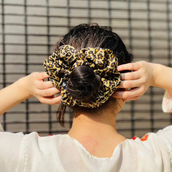 Onyx XXL polyester scrunchie by FSL&CO, fabric detail