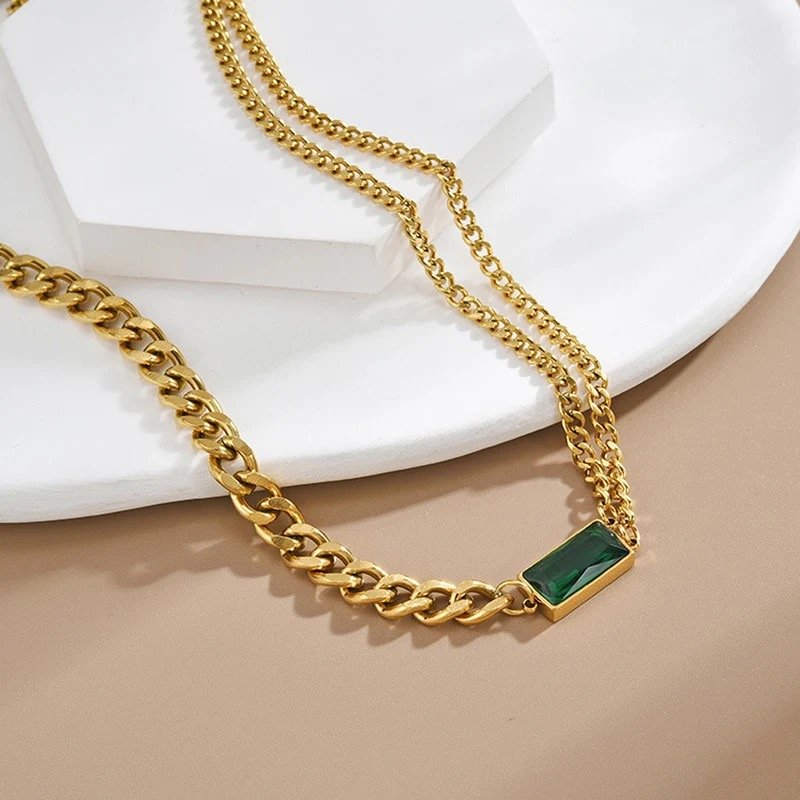 Emerald Link Necklace by FSL&CO, close-up of the emerald green stone setting